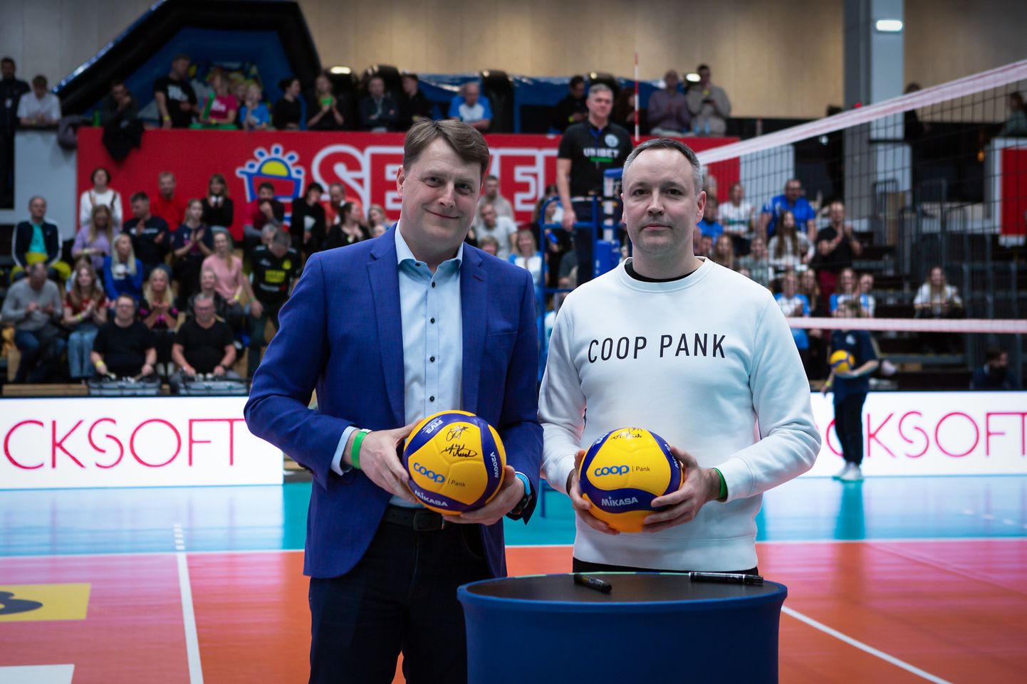 Coop Panga ärikliendipanganduse juht Arko Kurtmann (paremal) ja Eesti Võrkpalli Liidu juhatuse liige Jaano Haidla avasid 2. märtsi õhtul sümboolselt koostöö.