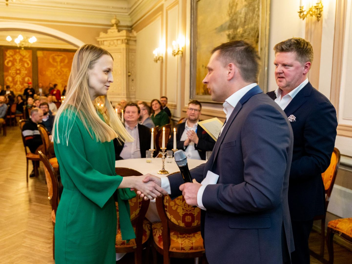 Mullusel ajakirjanduspreemiate üleandmisel võttis maakonnalehtede parima uudisloo eest preemia vastu Pärnu Postimehe ajakirjanik Annika Kuusik.