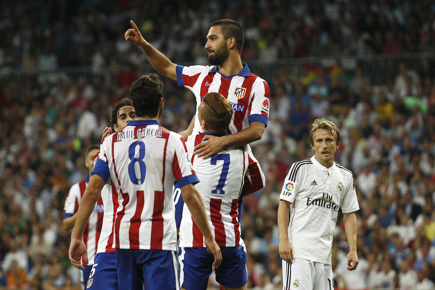 Madridi Atletico mängijad tähistavad Realile löödud väravat, keskel Arda Turan.