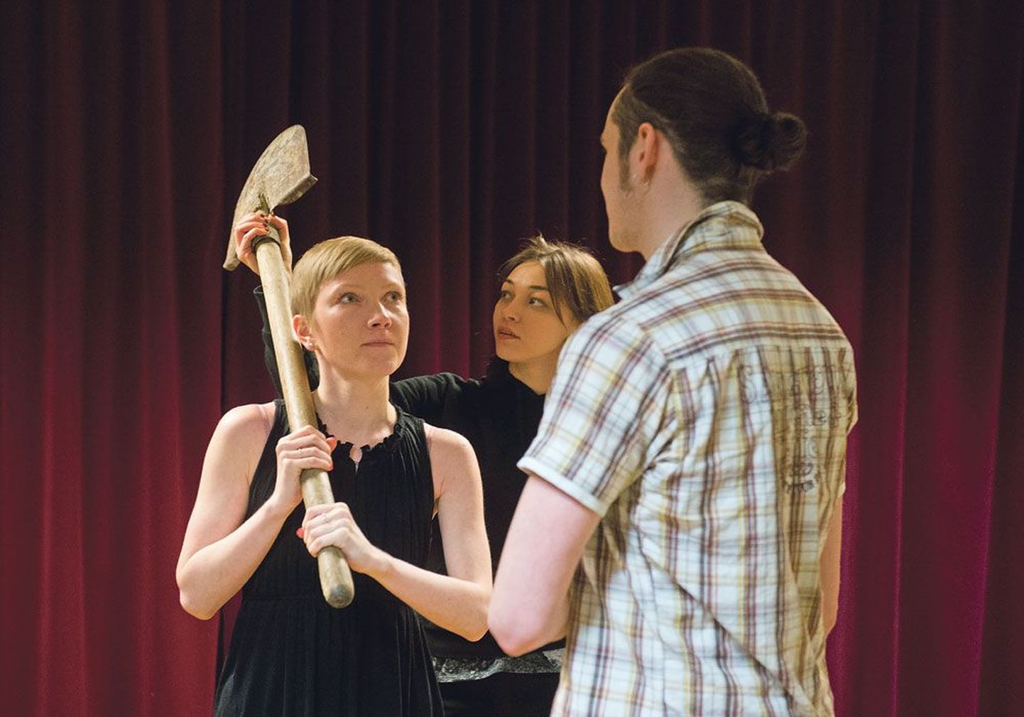 В Русском театре идут репетиции «Антигоны». В заглавной роли — Татьяна Космынина (на фото слева).