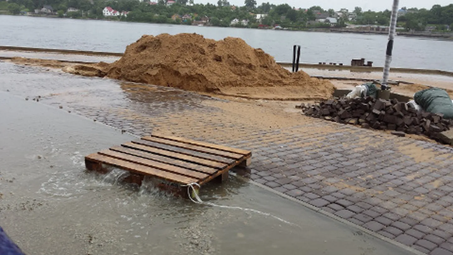 Uus sillutis sai kannatada, kuna pumpla ei saanud hakkama ohtra sademeveega.