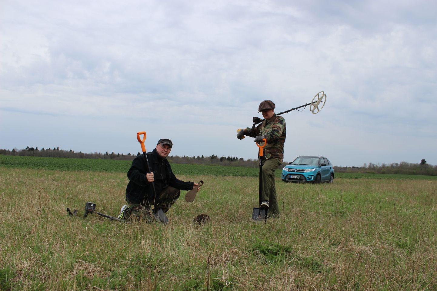 Töö käib. Hobiarheoloogid Raoul Annion (vasakul) ja Artur Skrõpnik uurivad järjekordset põldu.