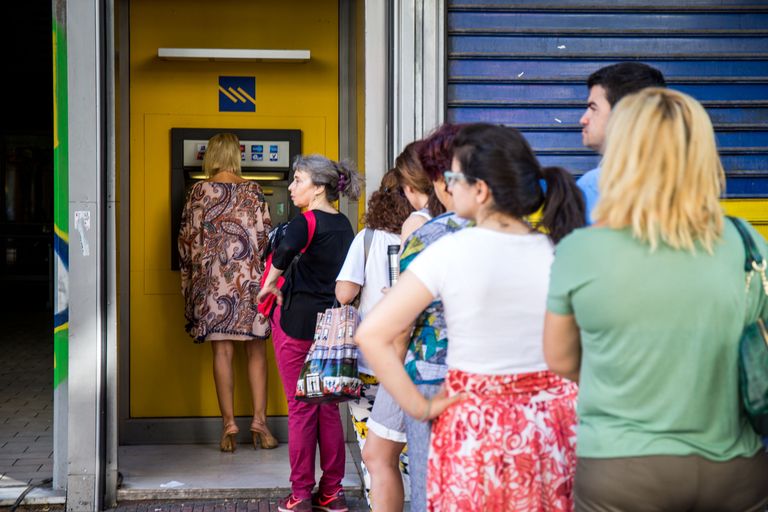 Et sularaha väljavõtmisel on päevalimiit 60 eurot, on kreeklased automaatide juures juba varakult platsis.
Foto: Eero Vabamägi