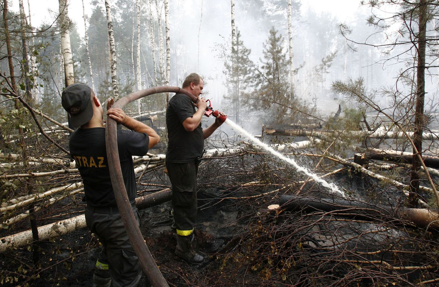 Poola tuletõrjujad võitlevad tulega Rjabinovka külas lähistel 180 km Moskvast kagus.