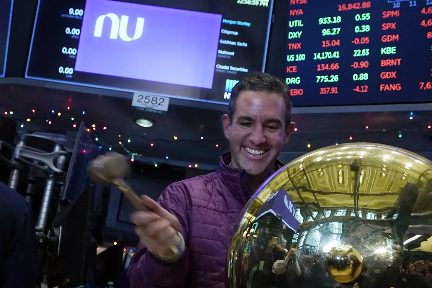 Nubanki juhatuse esimees  David Velez tõmbas New Yorgi börsil kauplemise käima