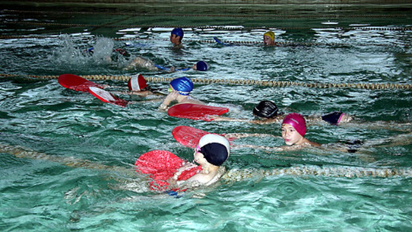 Kava kohaselt kaoksid vabaajakeskuse valmides koolibasseinid ning Jõhvi laste ujumistunnid hakkaksid toimuma uues ujulas.