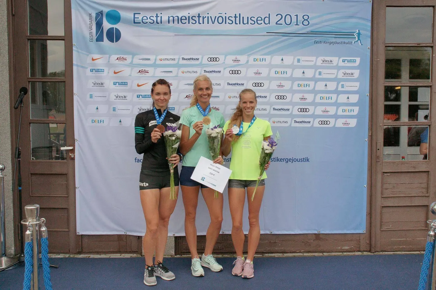 Kelly Nevolihhin (paremal) parandas 1500 meetri jooksus oma rekordit kolme sekundiga. Esikoha võitis Liina Tšernov ning kolmas oli Brit Rammul.