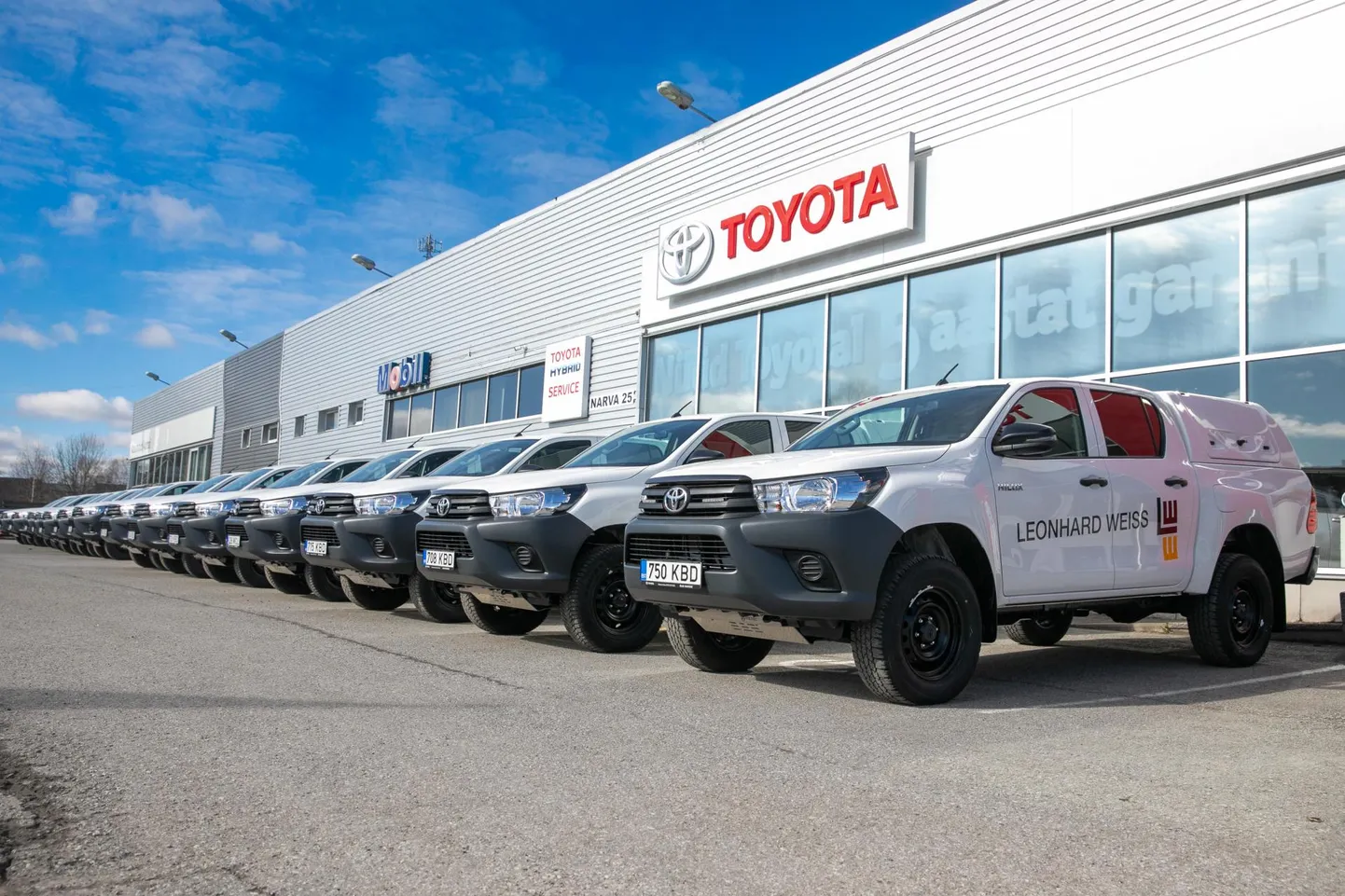 Neliteist Toyota Hiluxi maasturit hakkavad toimetama Leonhard Weissi raudtee- ja elektriliinide ehitusel.