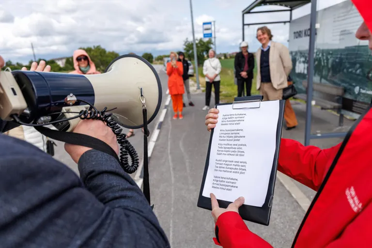 Tori kooli alevikusuunalise ootekoja seina katab 1914. aastal tehtud foto Eesti esimese karskusseltsi Täht 25. aastapäeva pidulikust rongkäigust kõnekoosolekule Tori riigimõisa kaasikusse.