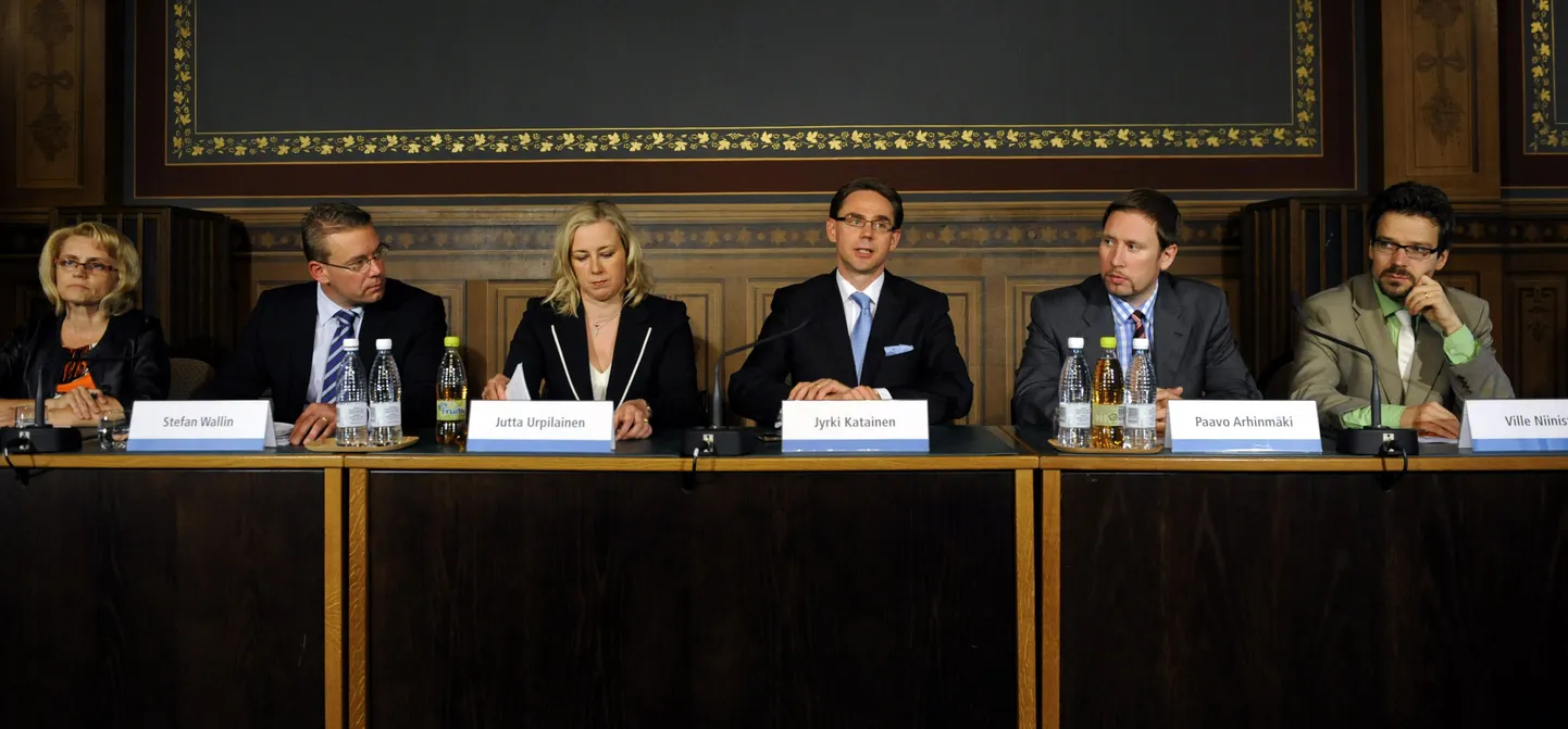 Soome uue valitsuse moodustava kuue erakonna liidrid. Paremalt kolmas on tõenäoliselt riigi järgmine peaminister Jyrki Katainen.