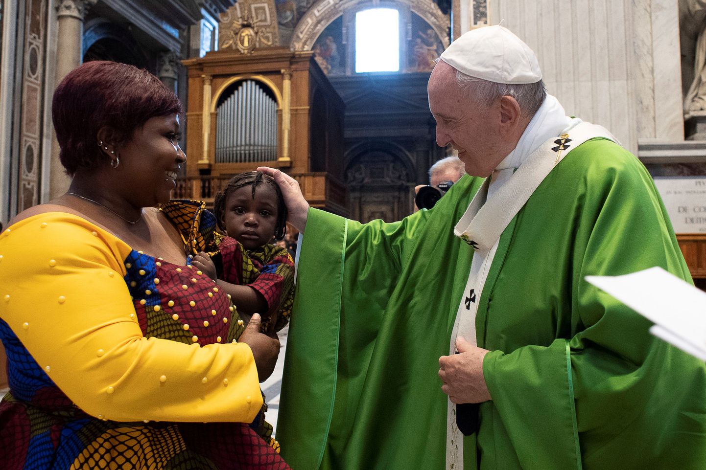 Paavst Franciscus õnnistab last.