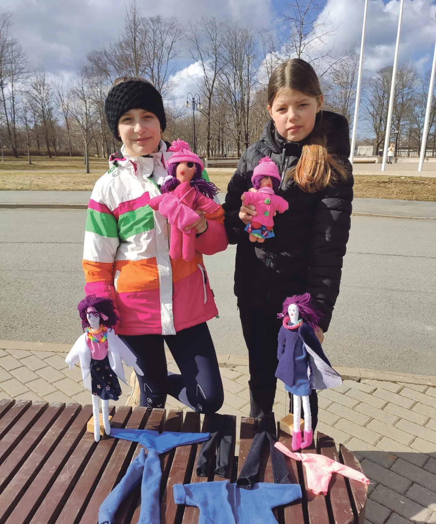 Õed Arina ja Nastja õmblevad nukke, panevad nukud riidesse ning teevad õmblusstuudio õpilaste fotoseanssidest ka muusikavideoid.