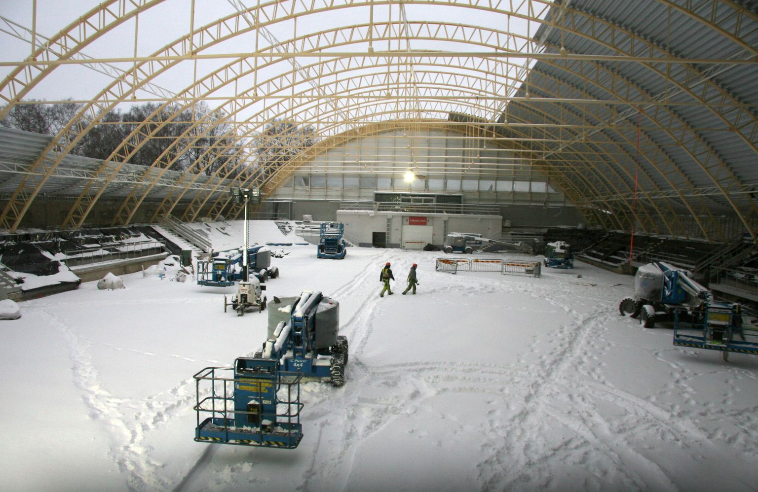 Зима не стала ждать - в конце ноября строителям приходится шагать по сугробам даже внутри ледового холла.