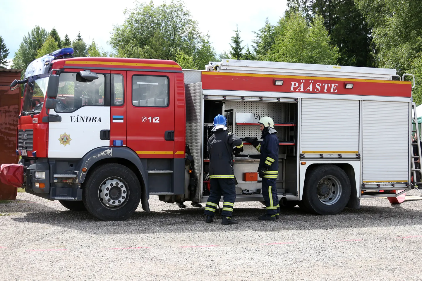 Päästeametnikud liiguvad üldjuhul ringi päästeameti embleemidega autodega.