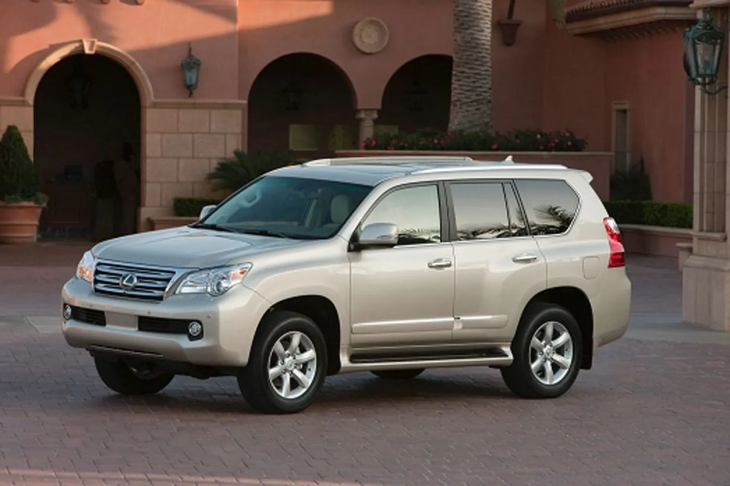 Luksusmaastur Lexus GX460.
