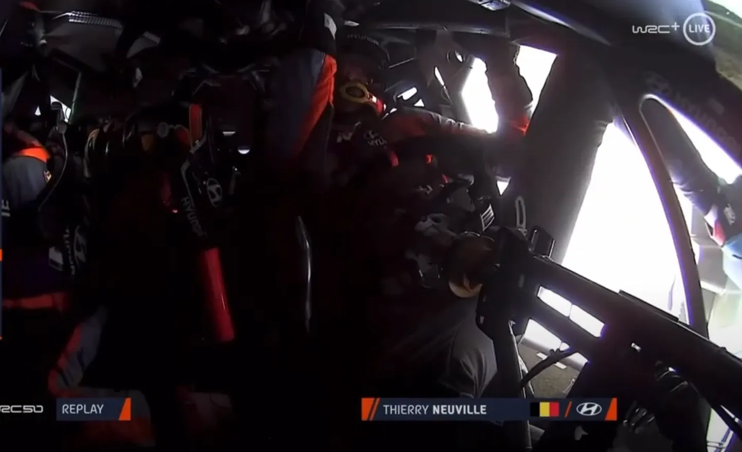 Thierry Neuville ronimas välja tee peal kummuli olevast Hyundai ralliautost.