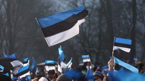 Фото ⟩ С днем рождения, Эстония! Годовщина республики началась с торжественного поднятия флага