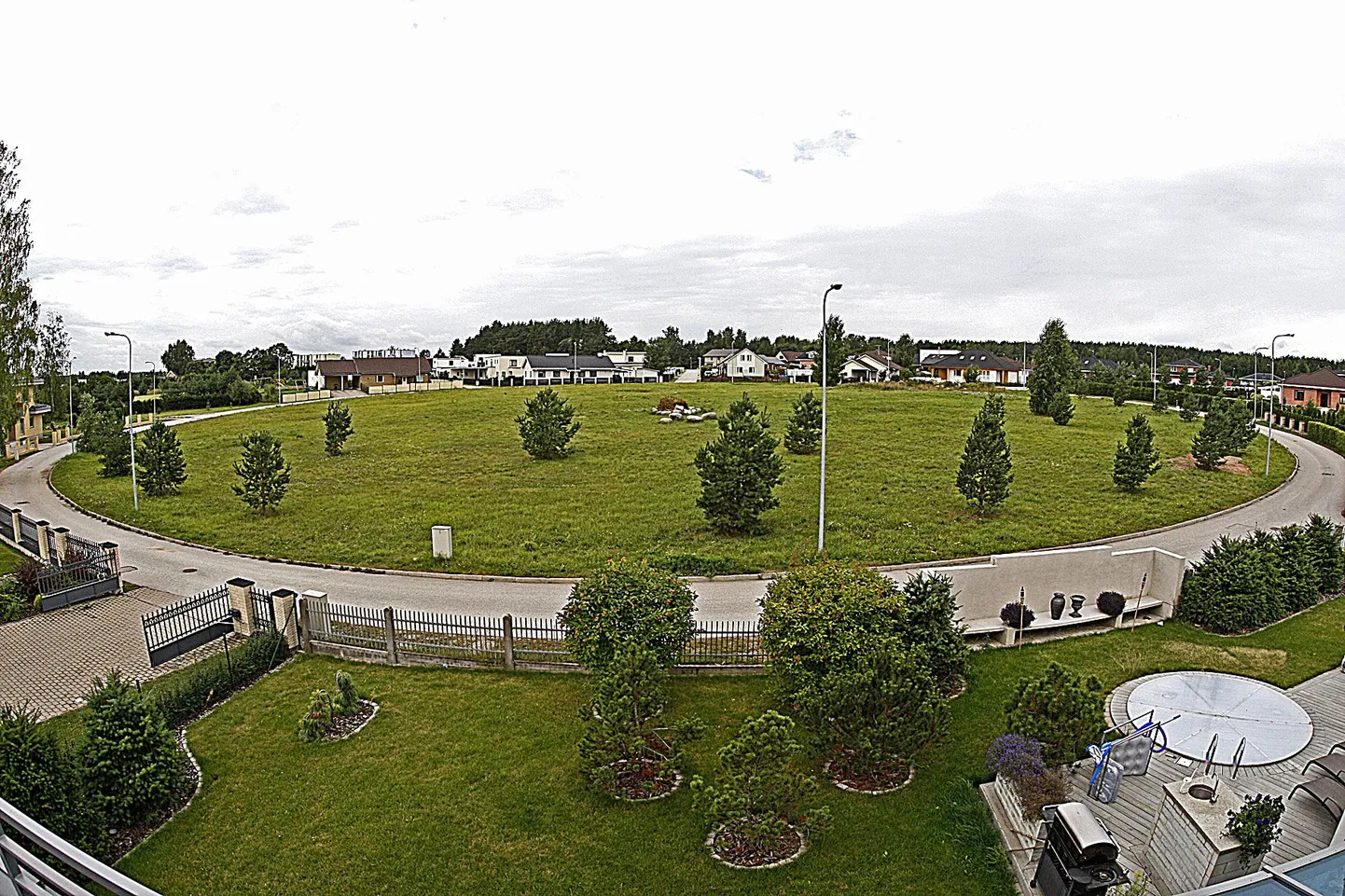 Veibri külla maatükke müünud Aivar Lääne lubas aastaid tagasi ostjatele, et ringikujuline haljasala Lillevälja teel jääb ka tulevikus rohealaks ning sinna rajatakse mänguväljak. Nüüd soovib arendaja poole maast siiski majade alla panna.
