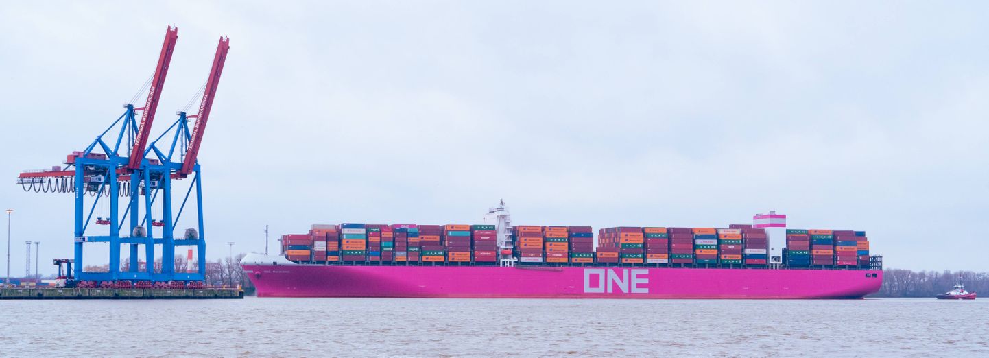 ONE konteinerilaev Mackinac Hamburgi sadamas. Aastal 2015 ehitatud laev võtab peale 13 900 TEU jagu konteinereid, ONE uued laevad tulevad pea poole suuremad.