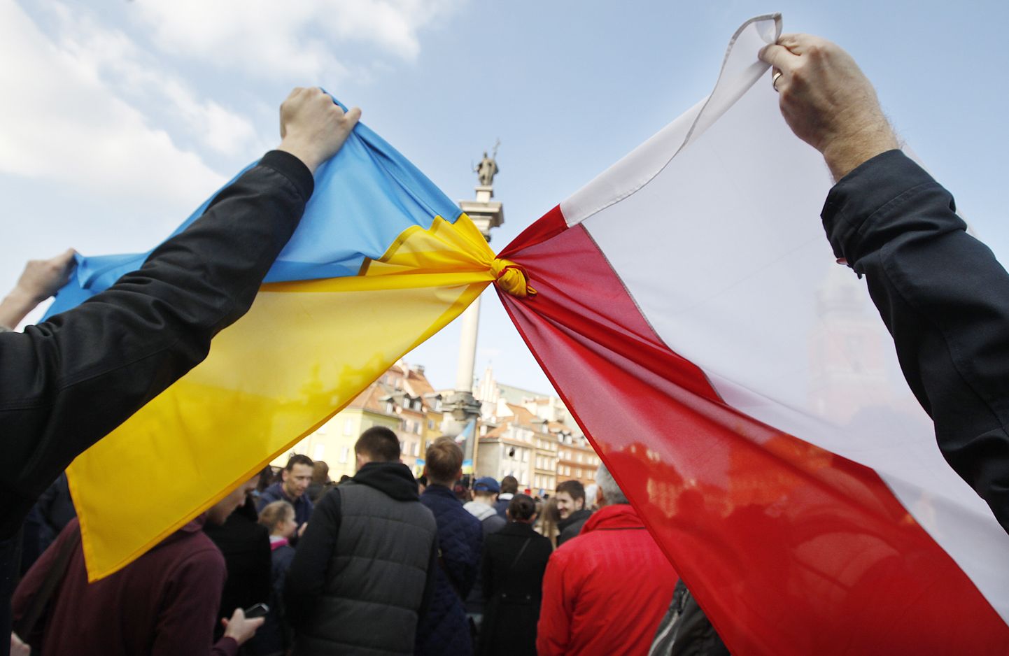 Kokkuseotud Poola ja Ukraina lipud.