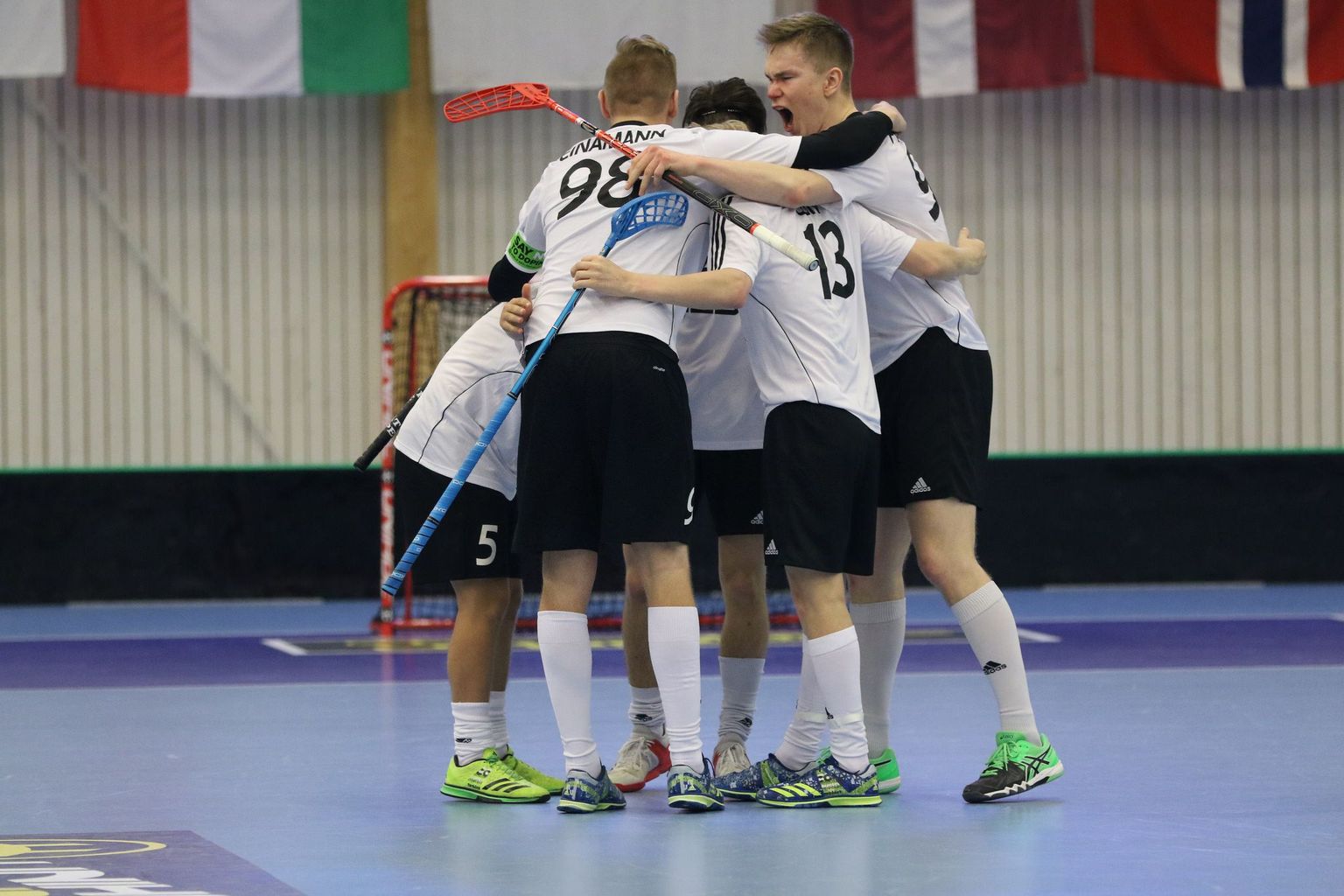 Eesti U19 saalihokimeeskond rõõmustamas Norrale visatud värava üle.
