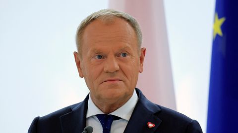 Polija nevilcināsies notriekt objektus, kas pārkāpj tās gaisa telpu, paziņo Tusks