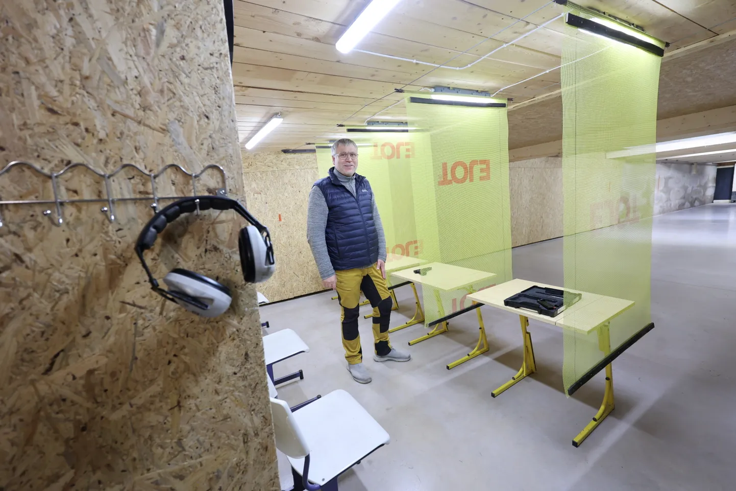 Alatskivi lasketiiru idee algataja Raido Tamm on üks viiest lasketiiru instruktorist, kelle juuresolekul võib harjutusplatsi neljas laskekohas kätt proovida nii kogenud püssimees kui ka algaja. Vaja läheb vaid enda relva, sest varustust tiirus pole.