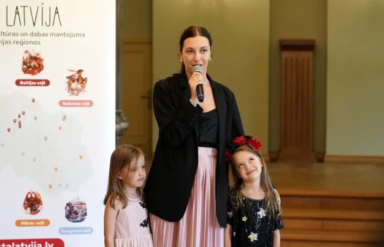 Aktrise ar meitām 2022. gadā.