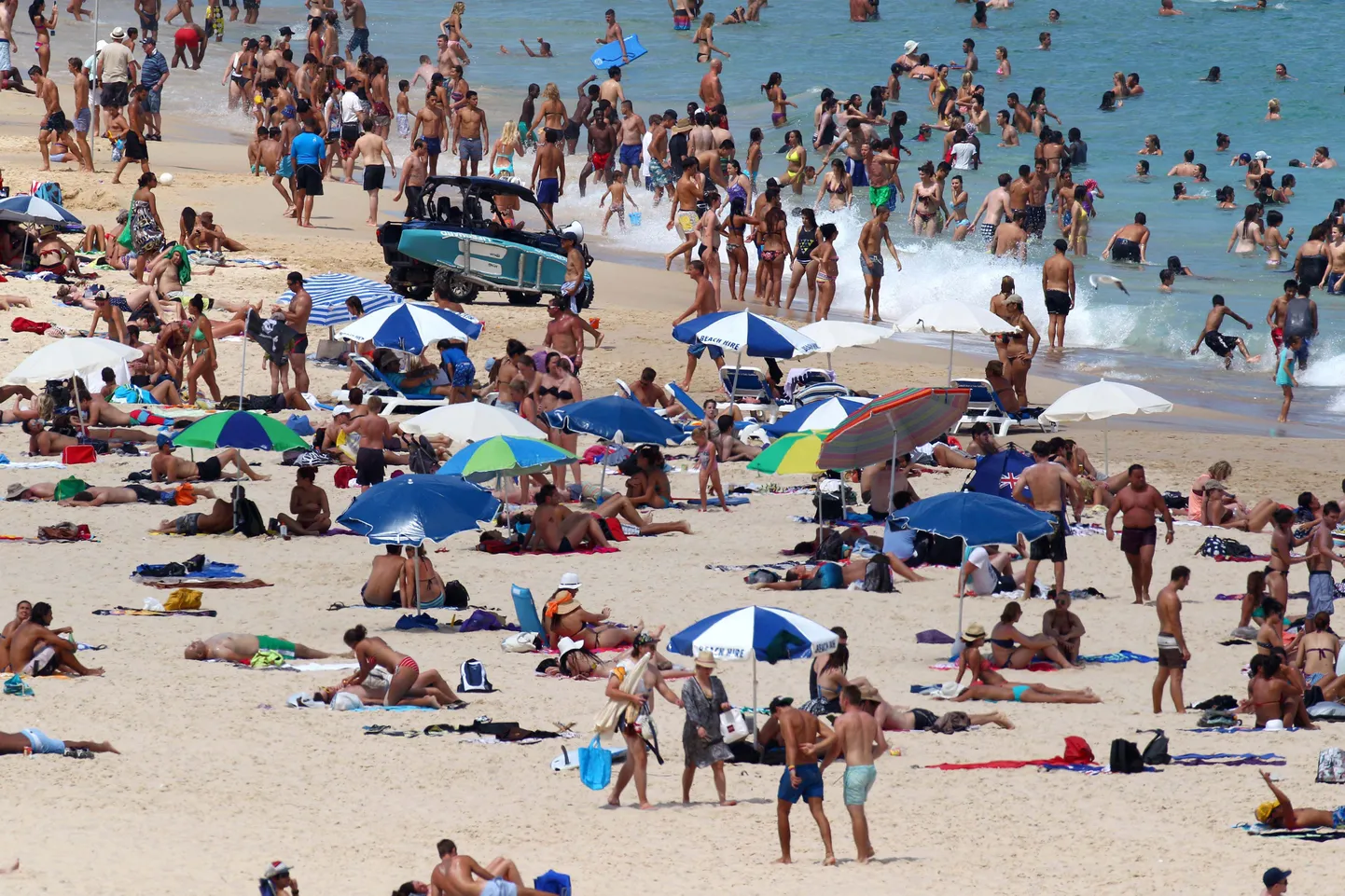 Austraallased Sydneys Bondi rannal, kui õhutemperatuur kerkis 45 plusskraadini.