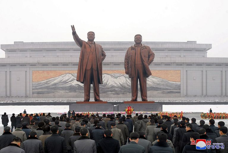 Põhja-Korea endiste juhtide Kim Il-sungi (vasakul) ja Kim Jong-uni kujud