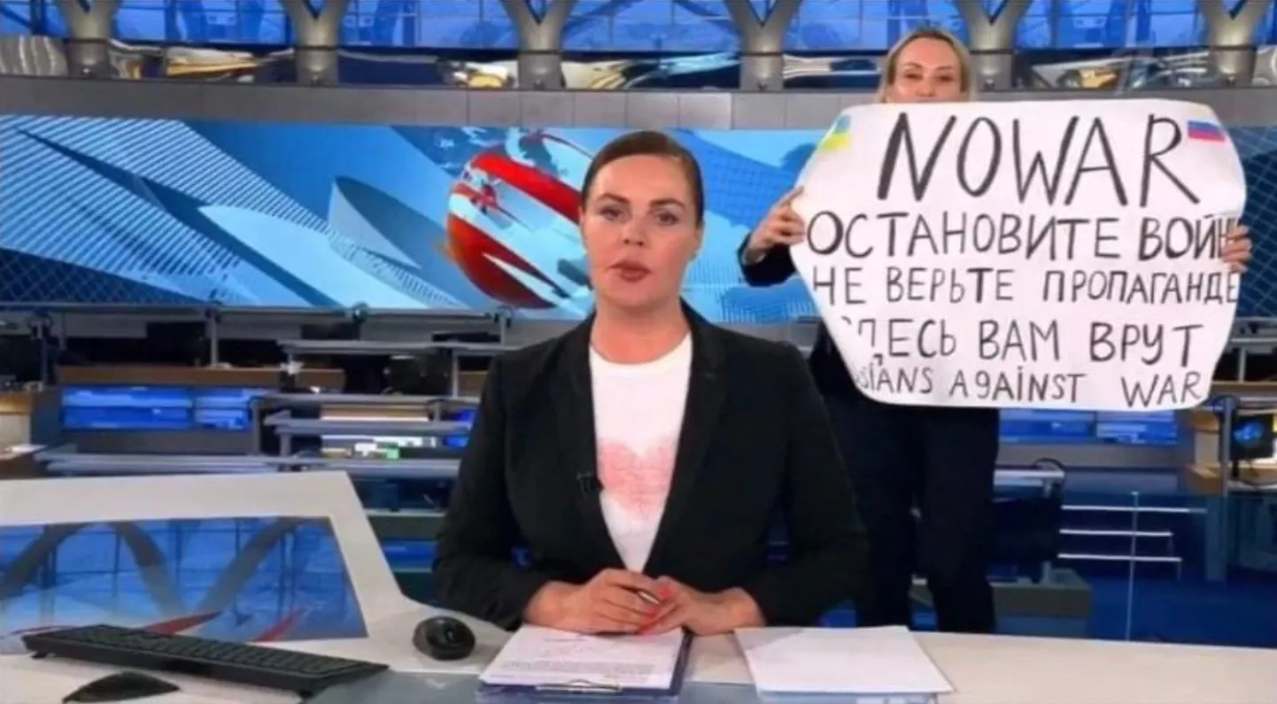 Овсянникова с антивоенным плакатом появилась в прямом эфире Первого канала