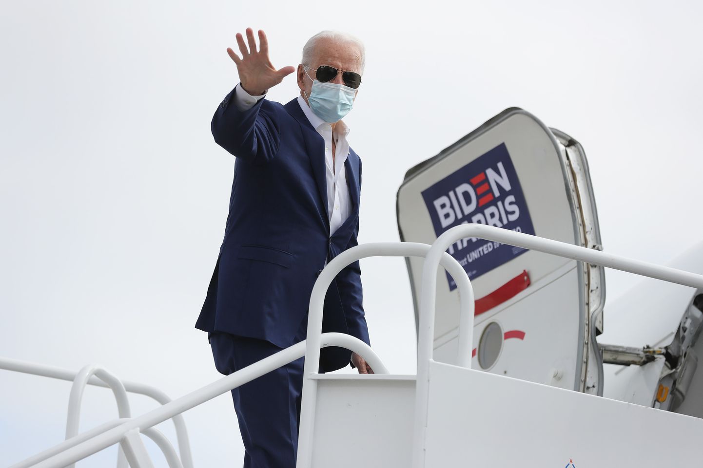 Joe Biden kampaanialennuki pardale minemas.
