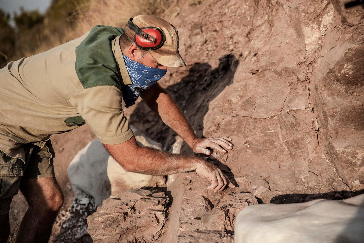 Paleontoloog Jonah Choiniere Lõuna-Aafrika Vabariigis ürgseid krokodille välja kaevamas.