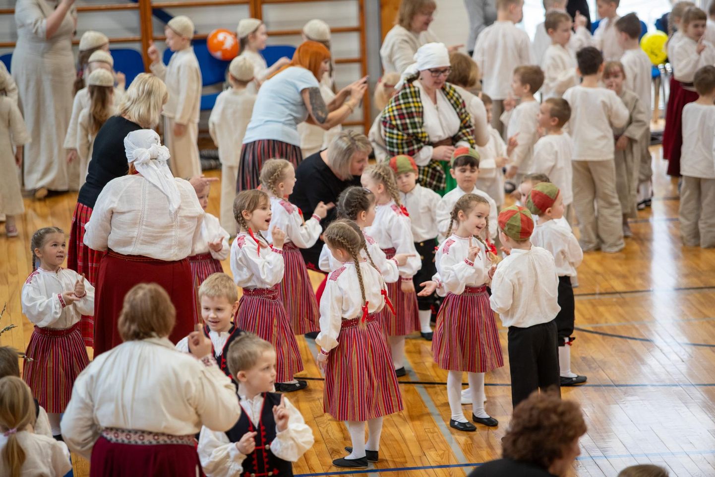 Neljapäeval oli Paistu kooli­majas Mulgimaa mudilaste pärimus­päev «Laste laulu ja mängu läbi aaste», millel osales sadu lapsi.
