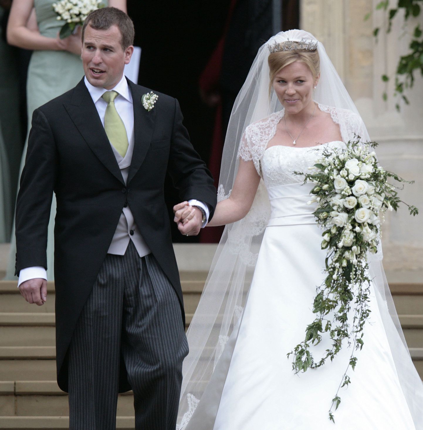 2008. aastal printsess Anne'i poja Peter Phillipsga abiellunud Autumn Kelly astus selleks, et tema kaasa iidvanade seaduste tõttu troonijärjekorrast välja ei langeks, katoliku usust anglikaani usku.