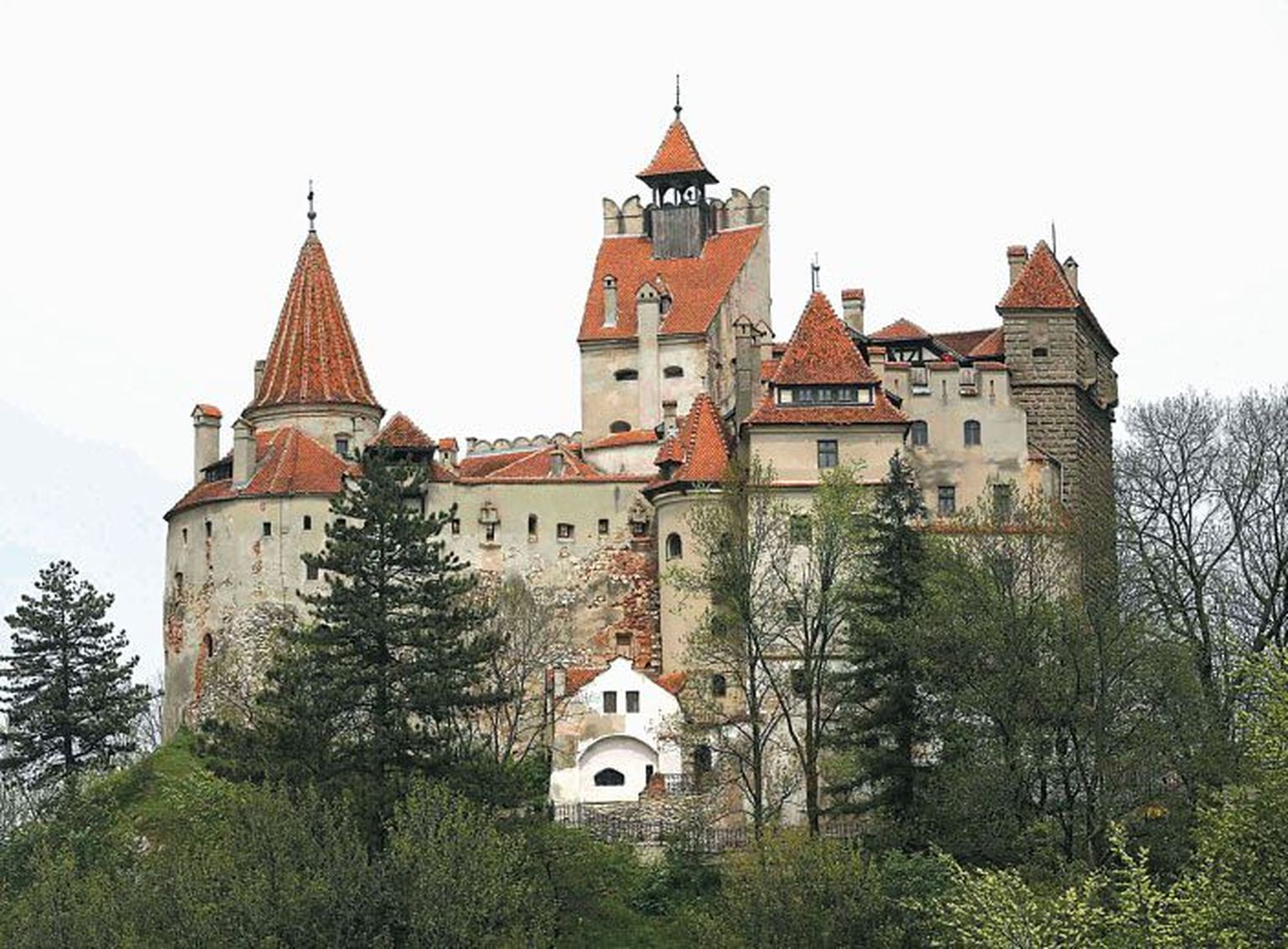 Замок-крепость Бран, возвышающийся среди Карпатских гор в Румынии, в народе более известен как обитель вампира графа Дракулы. Сейчас замок принадлежит династии Габсбургов.