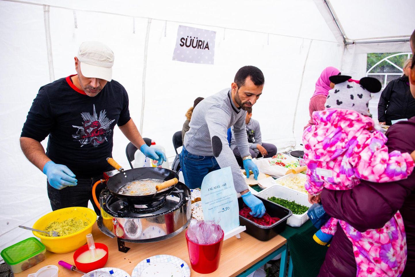 Inimeselt inimesele: toidu- ja kultuurifestival Kamalammas toob toitu vaaritama eri rahvusest inimesed.