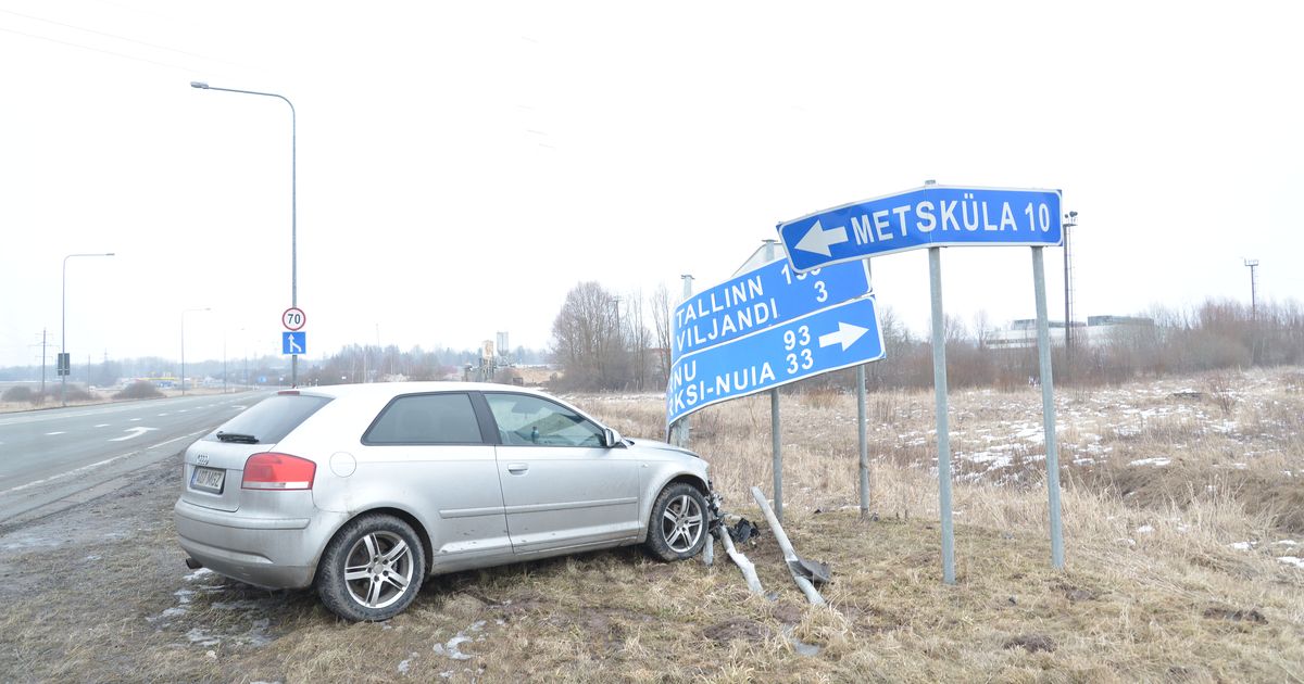 Viljandi lähistel sõideti puruks auto ja teeviit