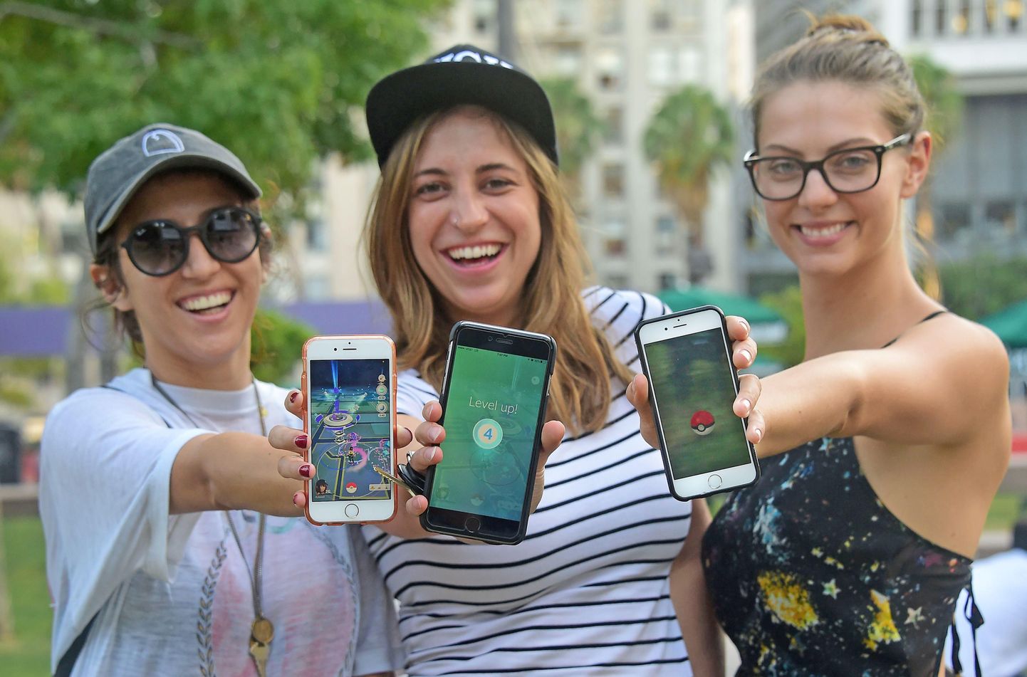 Ka need kolm California neiut otsisid kolmapäeval sarnaselt sadadele teistele Los Angeleses Pershing Square’il oma nutifonidega Pokémoni karaktereid.