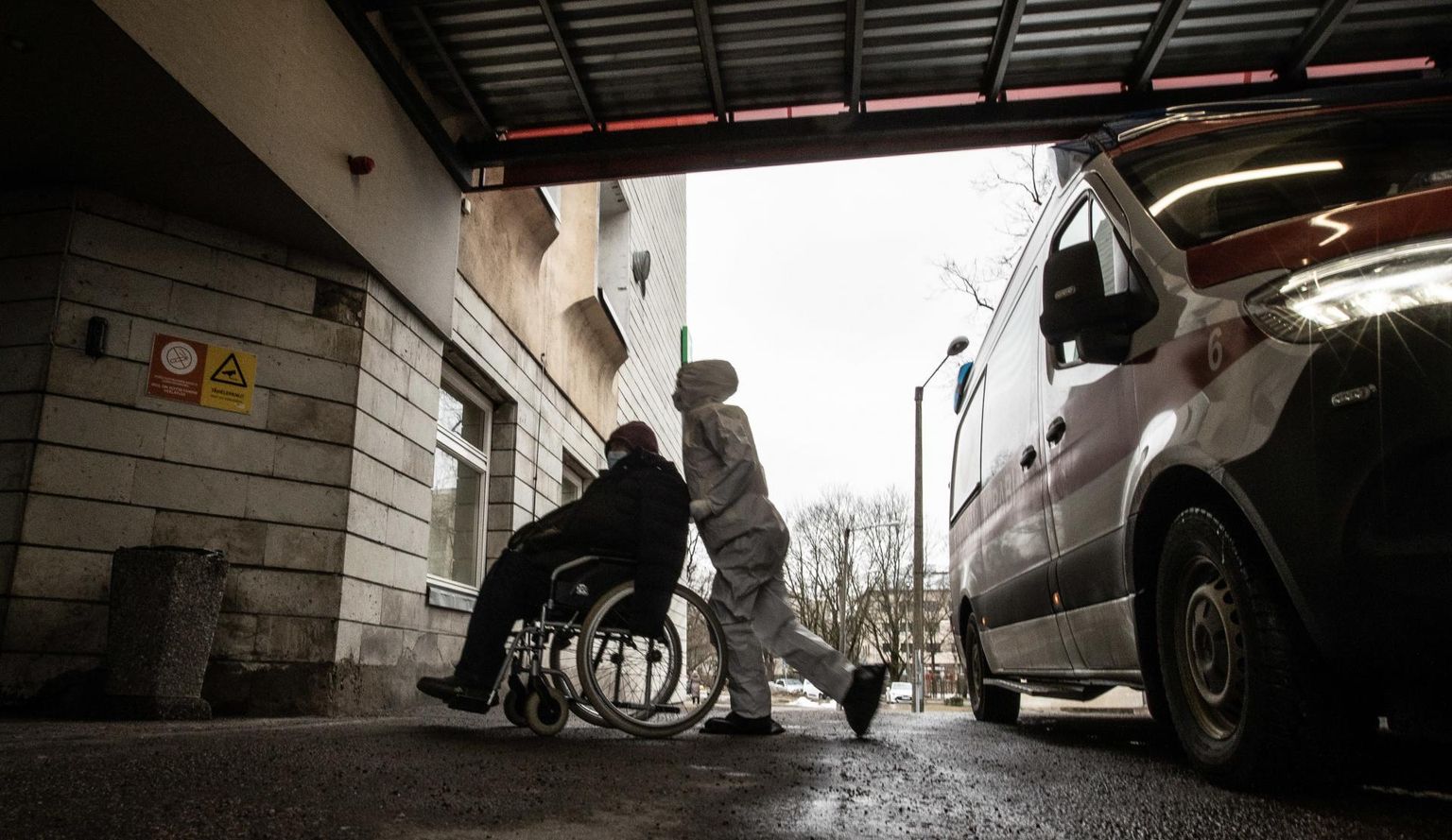 Kiirabibrigaadid osutavad haiglatele abi koroonapatsientide transpordil ka ühest haiglast teise. 
