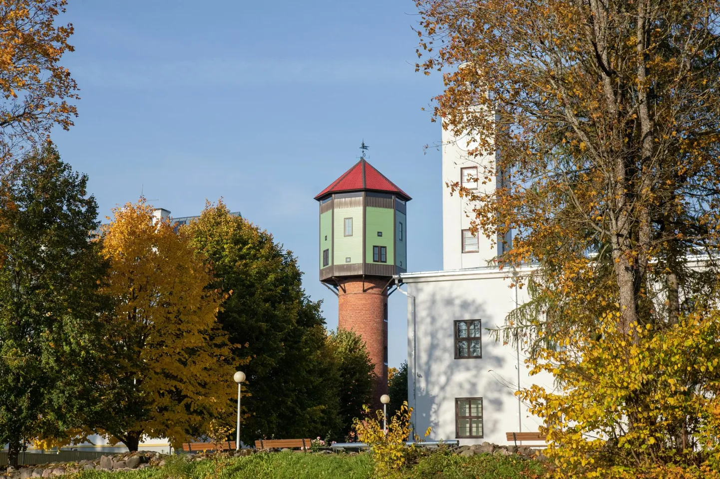 Viljandi raekoda ja vana veetorn. Pilt illustratiivne