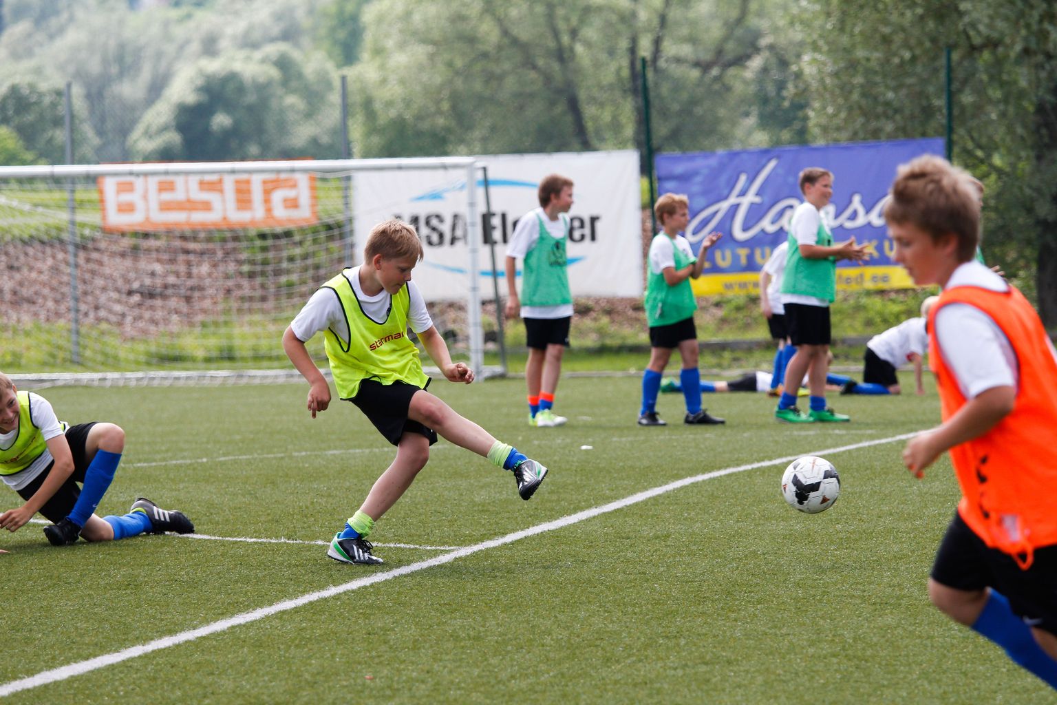 Laste jalgpallilaager Viljandi kunstmuruväljakul.