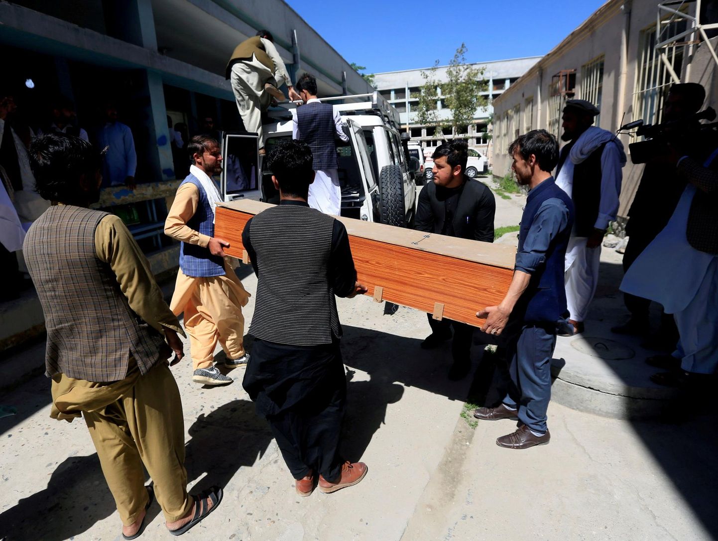 30. märtsil Jalalabadis tapetud kolme noore naissoost tervishoiutöötaja kirstud. 