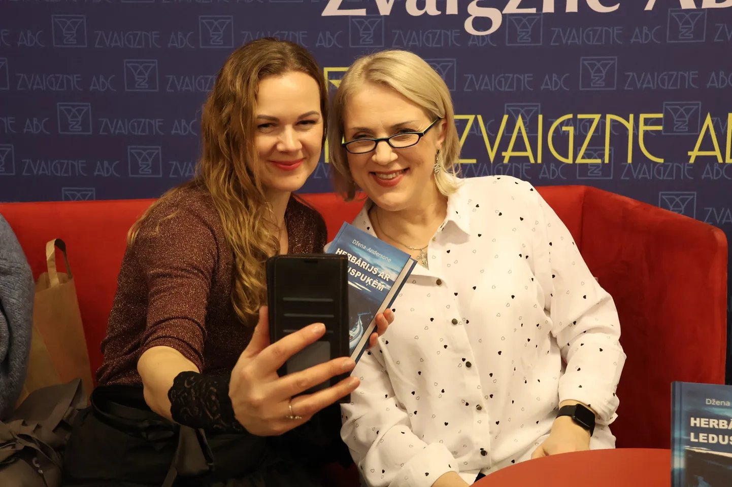 Pašiņu ar autori uzņem rakstniece Ilze Aizsila.