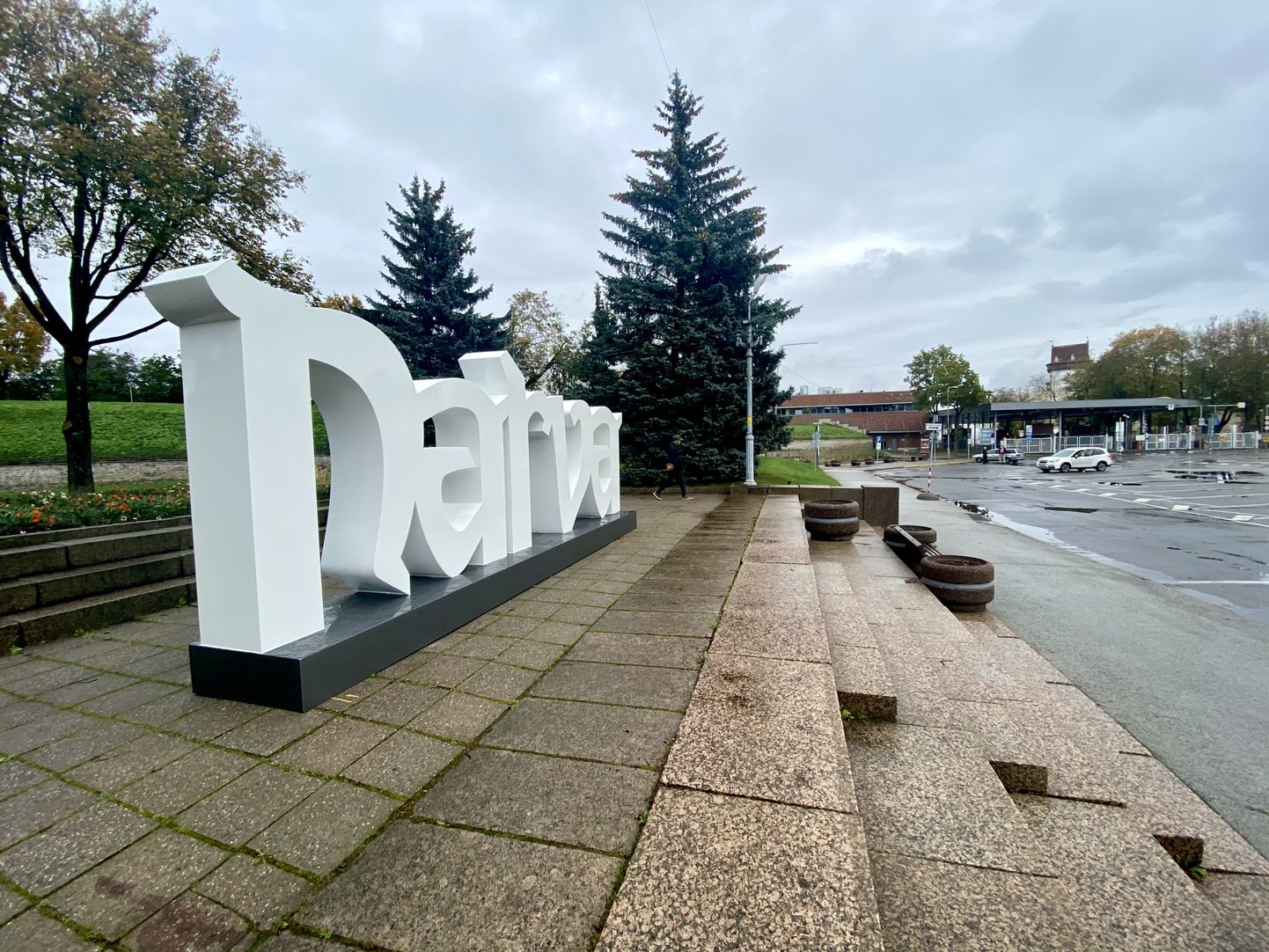 Буквы "Narva" заняли свое привычное место на Петровской площади Нарвы. В прошлом веке на этом же месте стояла другая городская достопримечательность - памятник Владимиру Ленину.