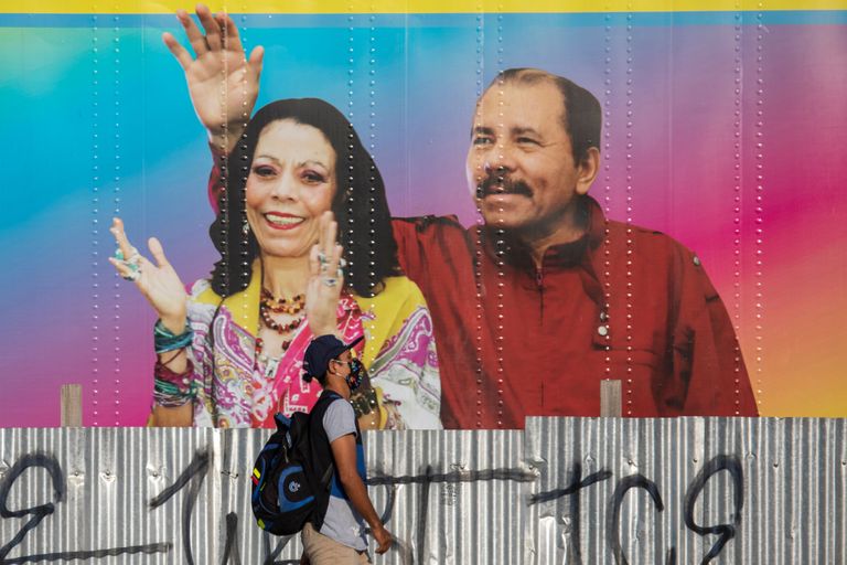 Seinajoonistus pealinnas Managuas, millel on kujutatud Nicaragua presidenti Daniel Ortegat ja ta naist Rosario Murillot, kes on Nicaragua asepresident