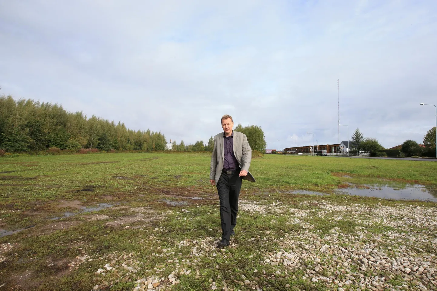 Luunja vallavanem Aare Anderson ütles, et Tartu piiril asuv Pajula tee kinnistu sobib uue lasteaia asukohaks hästi, sest seal on ruumi ja hea juurdepääs. Vasakut kätt asuvat kalmistut varjavad puud. «Kalmistu on vaid emotsionaalne faktor,» märkis vallavanem.