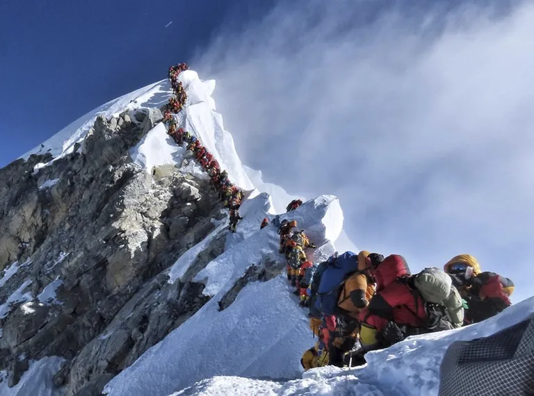 Alpinistide järjekord Džomolungmal
