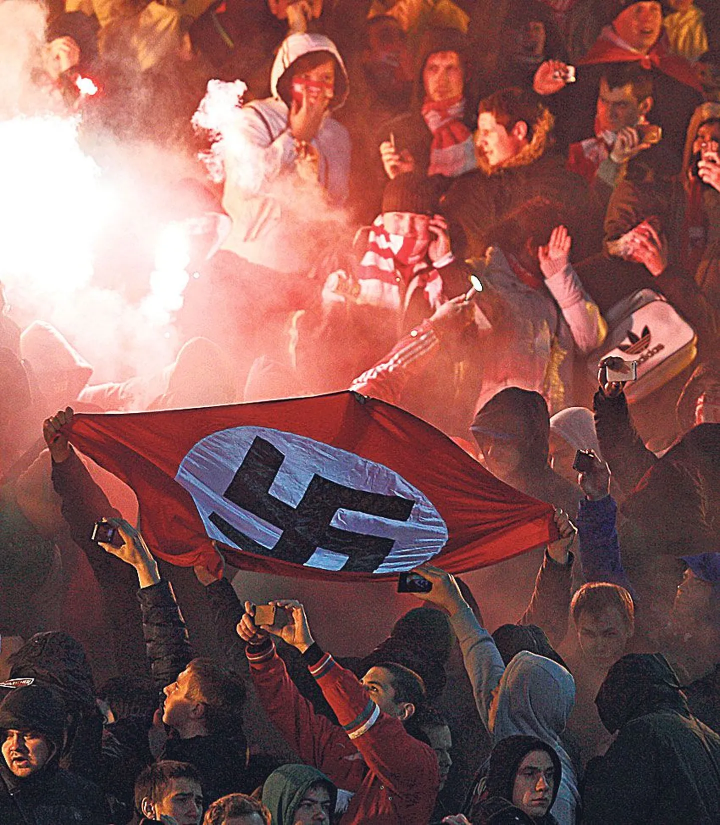 Фанаты московского «Спартака», неоднократно замеченные в проявлении расизма, вывесили на трибуны флаг со свастикой.