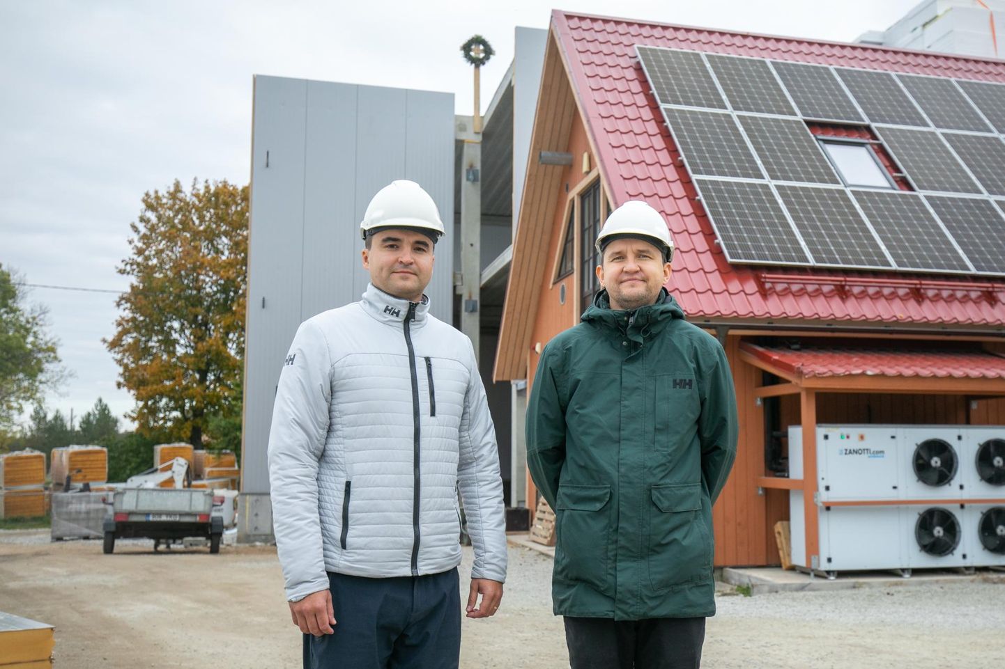 Vennad Sten (vasakul) ja Jan Inno Huljal. Taamal perefirma tootmishooned, millest uuem, vasakpoolne, valmib aasta lõpus.